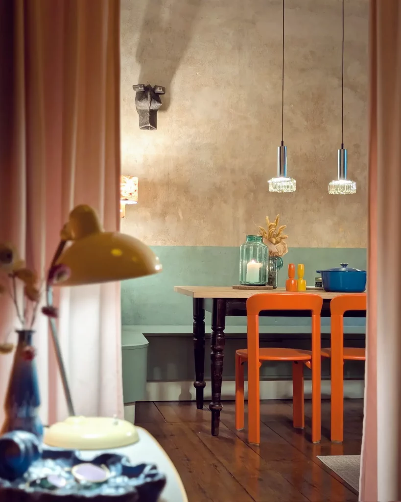 Blick vom Flur in die Küche Küchen Home Staging mit Vintage Objekten