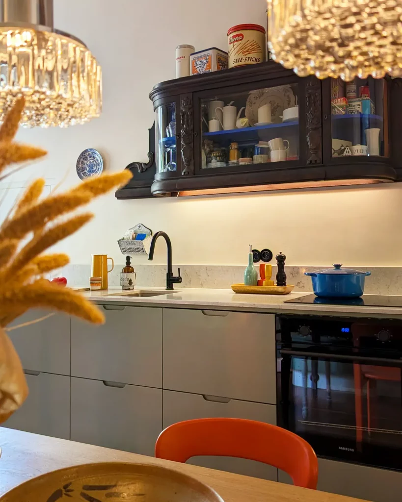 Küchenzeile mit bunter Vintage-Deko Küche Interior Design, Home Staging