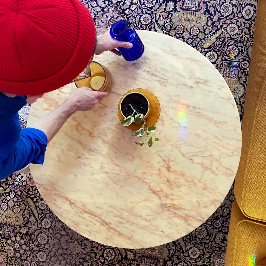 Marmor Couchtisch dekorieren Marmor Couchtisch mit Deko-Objekten