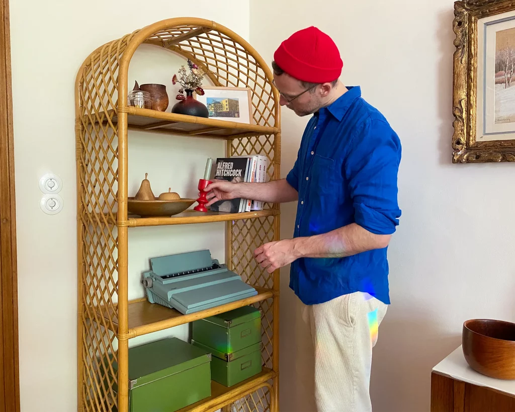 Bambus Regal umdekorieren Vintage Objekte in Bambus Regal