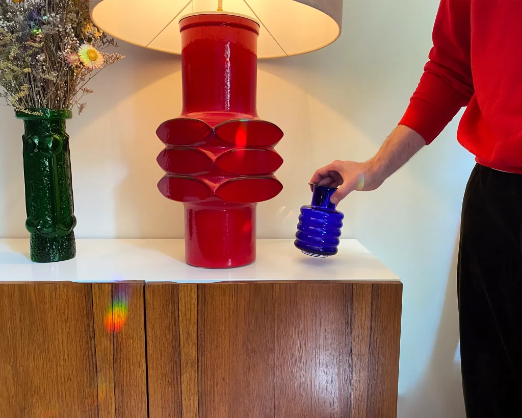 Sideboard umdekorieren Sideboard mit Lampe und Vasen